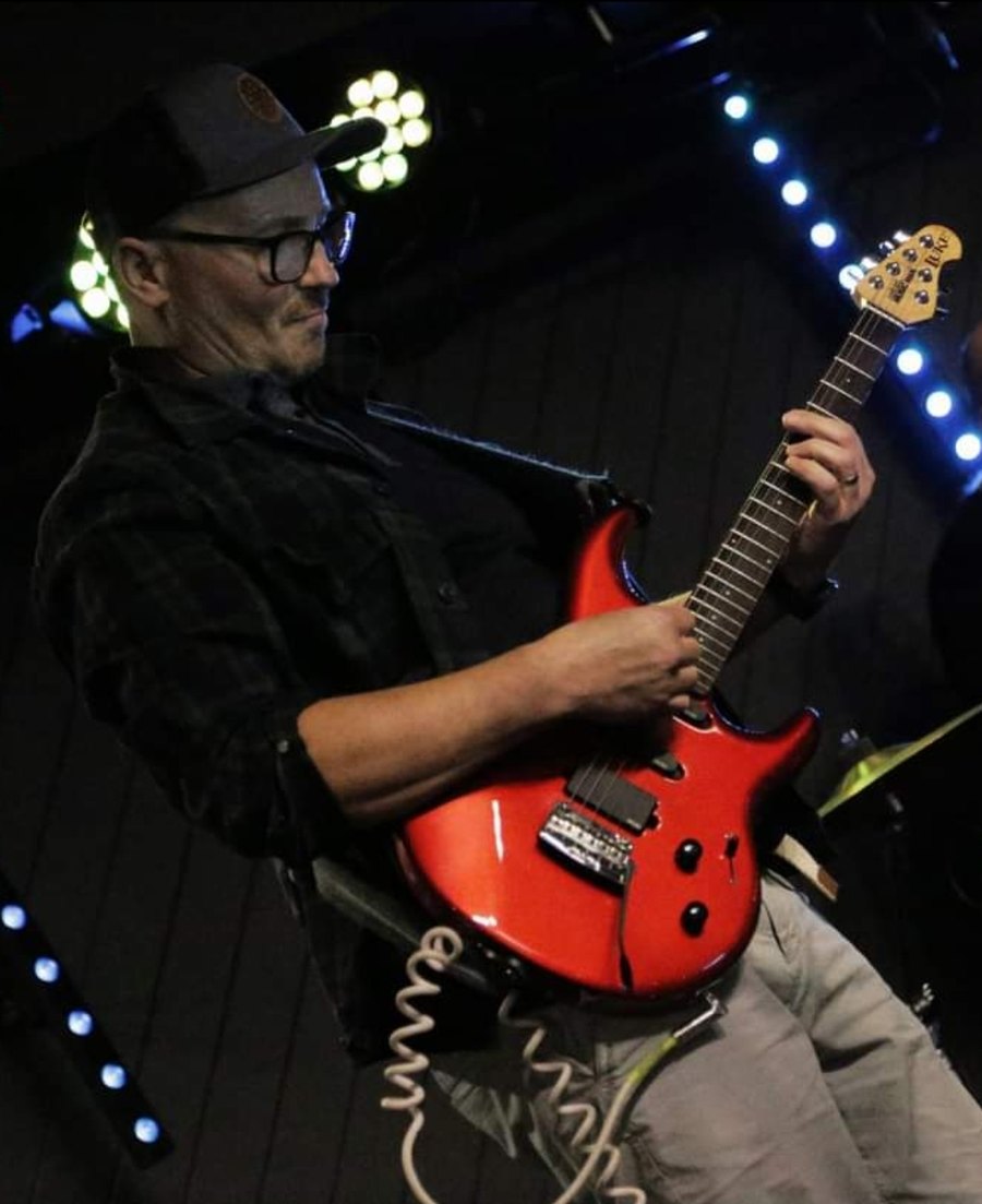 Mirek – Guitar